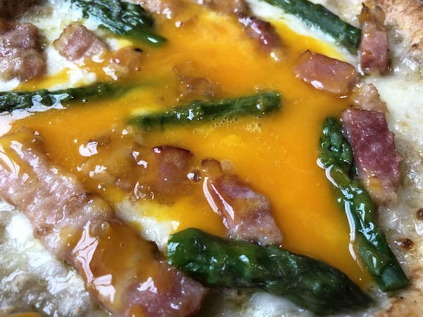 東急ベル「SALUS ONLINE MARKET」の冷凍ピザ「カルボナーラピッツァ」卵黄がとろける