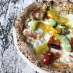 東急ベルSALUSの新作冷凍ピザ「エスターテ」!ピリ辛サラミと夏野菜が食欲をかきたてる!