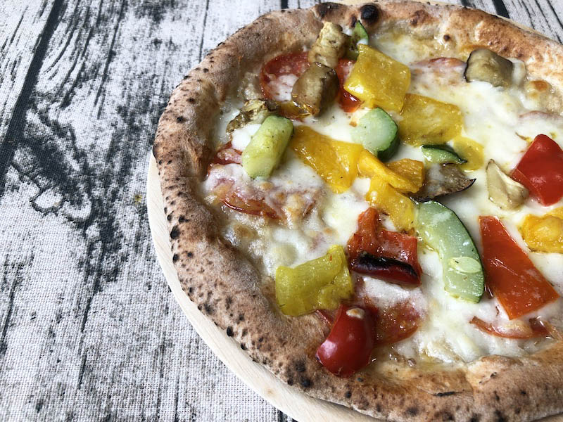 東急ベルSALUSの新作冷凍ピザ「エスターテ」！ピリ辛サラミと夏野菜が食欲をかきたてる！