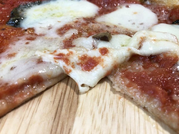 東急ベル「SALUS ONLINE MARKET」の冷凍ピザ「マルゲリータピッツァ」チーズ雪崩