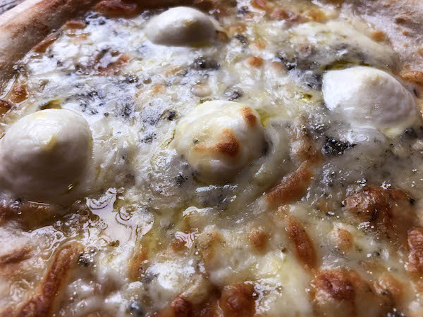 トロナジャパン「本当に旨いピッツァが食べたい。」シリーズの「5種のチーズ」トッピングチーズ