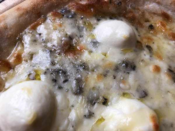 トロナジャパン「本当に旨いピッツァが食べたい。」シリーズの「5種のチーズ」ゴルゴンゾーラ