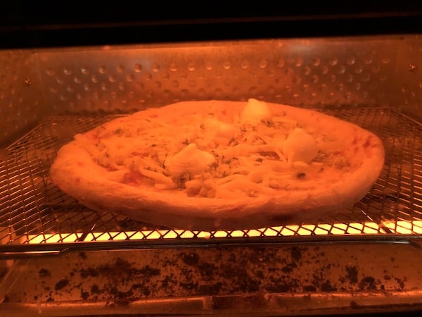トロナジャパン「本当に旨いピッツァが食べたい。」シリーズの「5種のチーズ」をオーブントースターで焼く