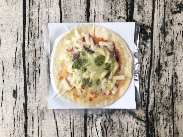 ヴァッラータの冷凍ピザ「オニオンとアンチョビのジェノバ風ピッツァ」の冷凍状態