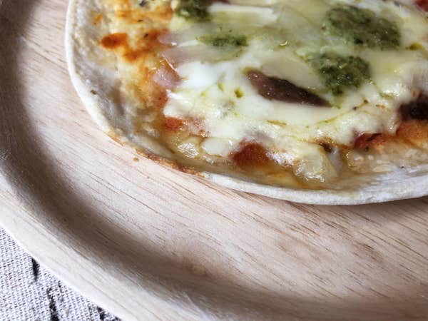ヴァッラータの冷凍ピザ「オニオンとアンチョビのジェノバ風ピッツァ」の薄生地