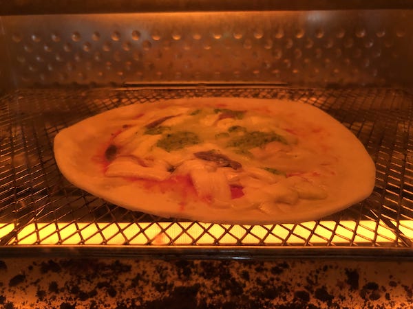 ヴァッラータの冷凍ピザ「オニオンとアンチョビのジェノバ風ピッツァ」をオーブントースターで焼く