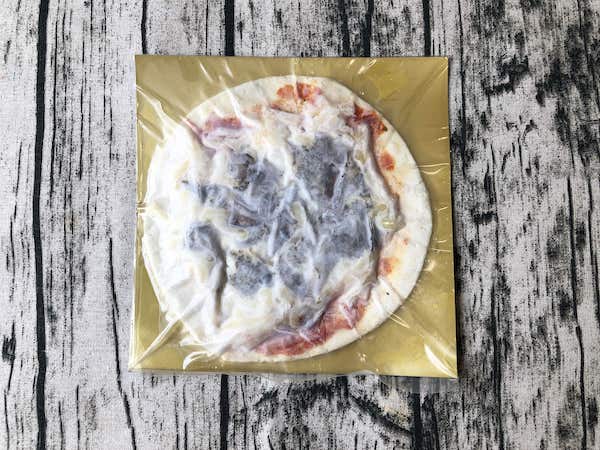 ヴァッラータの冷凍ピザ「ポルチーニ茸の香りの木の子ピッツァ」冷凍状態