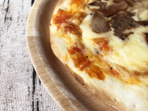ヴァッラータの冷凍ピザ「ポルチーニ茸と3種のキノコピッツァ」の生地