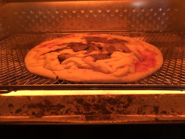 ヴァッラータの冷凍ピザ「ポルチーニ茸の香りの木の子ピッツァ」をオーブントースターで焼く