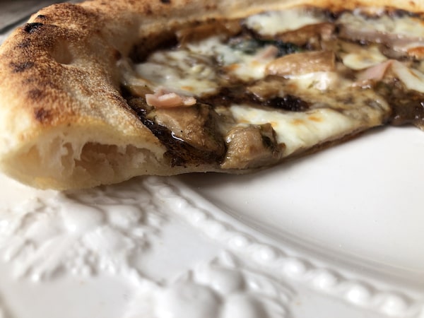 チェザリの冷凍ピザ「匠ピッツァ・トリュフ&ポルチーニ」の断面
