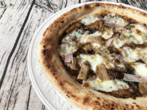 【世界チャンピオン監修】チェザリの冷凍ピザ「匠ピッツァ・トリュフ&ポルチーニ」牧島昭成氏の技を味わう!