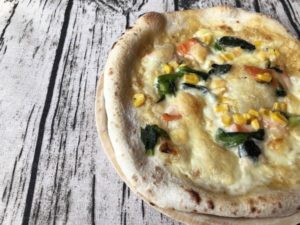 【口コミレビュー】薪窯ナポリピザ フォンターナの「信州サーモンと菜の花のカルボナーラピッツァ」