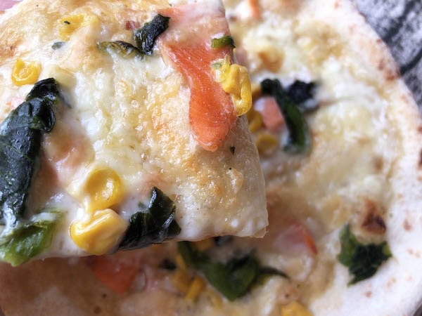 フォンターナの冷凍ピザ「信州サーモンと菜の花のカルボナーラピッツァ」