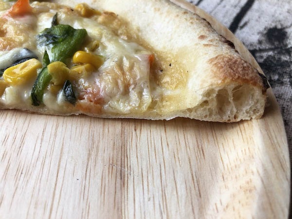 フォンターナの冷凍ピザ「信州サーモンと菜の花のカルボナーラピッツァ」の生地断面