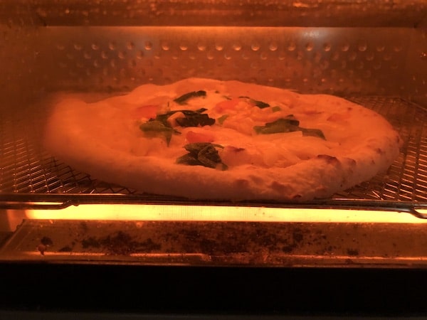 フォンターナの冷凍ピザ「信州サーモンと菜の花のカルボナーラピッツァ」をオーブントースターで焼く