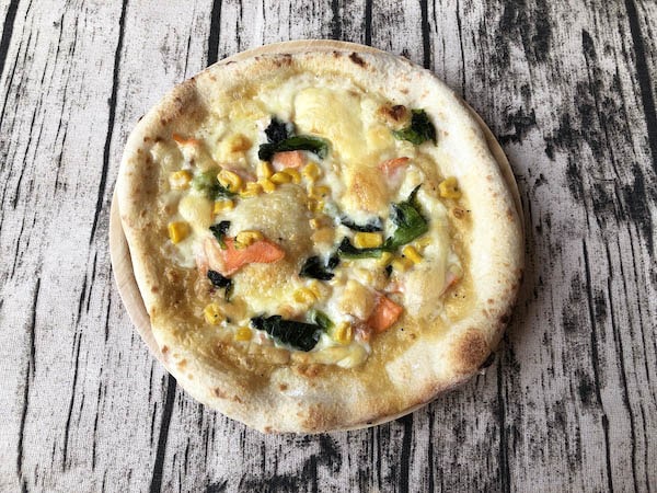 フォンターナの冷凍ピザ「信州サーモンと菜の花のカルボナーラピッツァ」出来上がり！