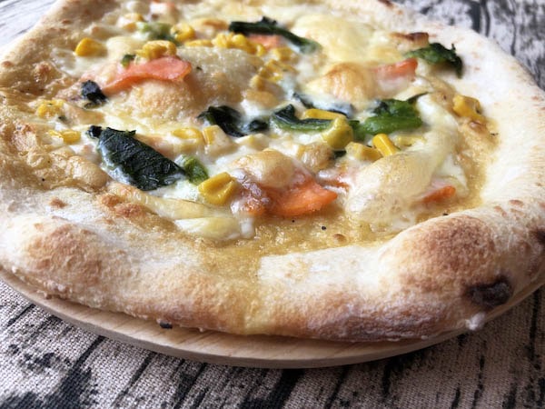フォンターナの冷凍ピザ「信州サーモンと菜の花のカルボナーラピッツァ」の生地