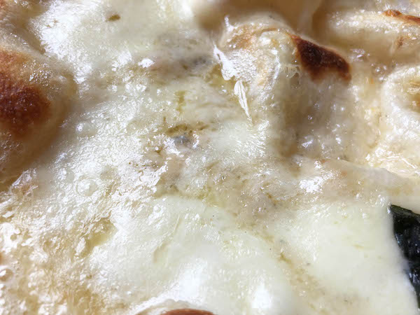フォンターナの冷凍ピザ「大人のクアトロフォルマッジ」のチーズ