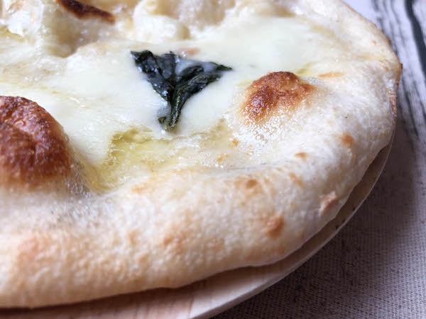 フォンターナの冷凍ピザ「大人のクアトロフォルマッジ」のコルニチョーネ（縁）