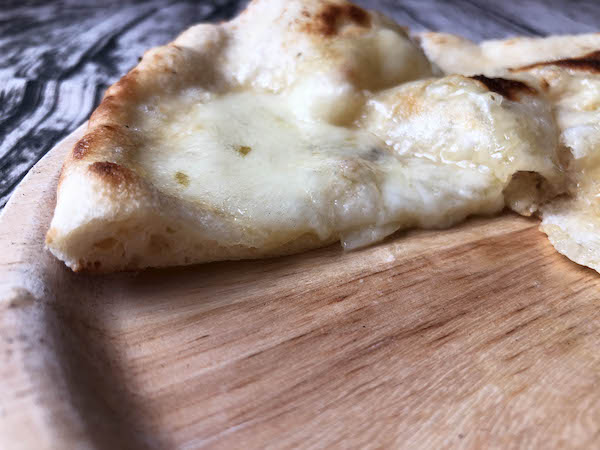 フォンターナの冷凍ピザ「大人のクアトロフォルマッジ」の断面