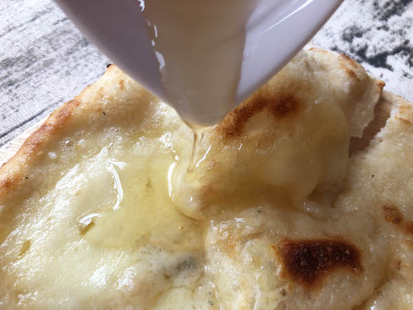 フォンターナの冷凍ピザ「大人のクアトロフォルマッジ」にハチミツをかける