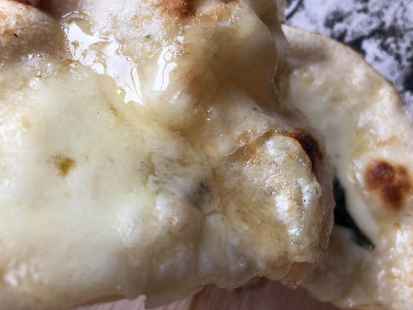 フォンターナの冷凍ピザ「大人のクアトロフォルマッジ」ハチミツがけアレンジ