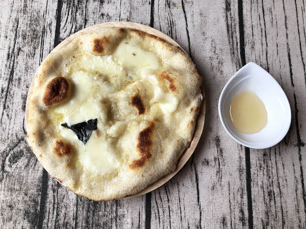 フォンターナの冷凍ピザ「大人のクアトロフォルマッジ」出来上がり！ハチミツを添えて