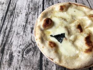 【口コミレビュー】薪窯ナポリピザ フォンターナの「大人のクアトロフォルマッジ」