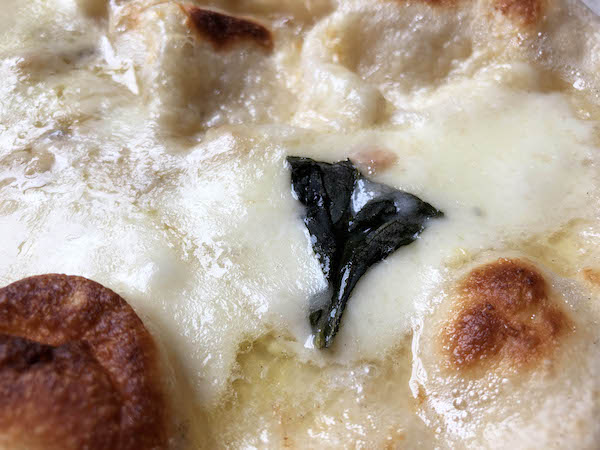 フォンターナの冷凍ピザ「大人のクアトロフォルマッジ」のバジル