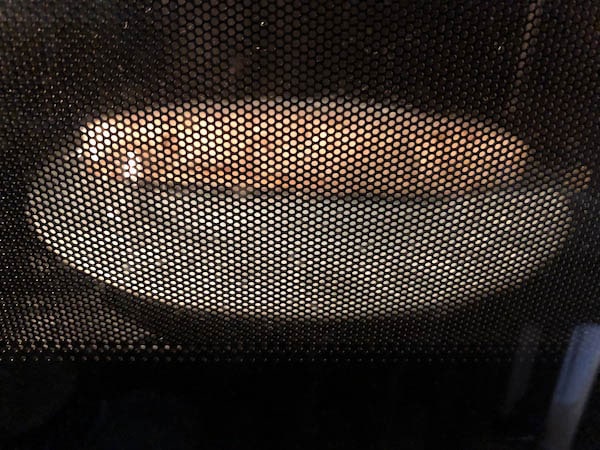 ジャンカルロ東京の冷凍ピザ「バトンピッツァ・マルゲリータ」を電子レンジで温める