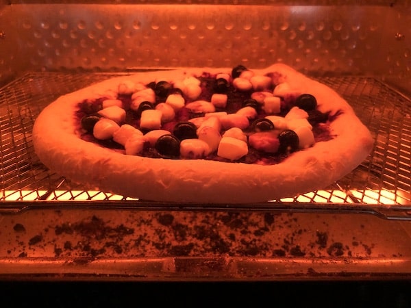 淡路島勘太郎ピザの「淡路島フレッシュブルーベリーとクリームチーズピザ」をオーブントースターで焼く