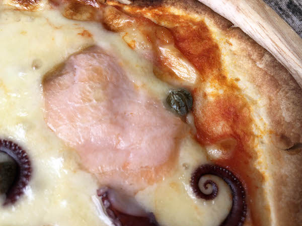ヴァッラータの冷凍ピザ「スモークサーモンとシーフードのピッツァ」
