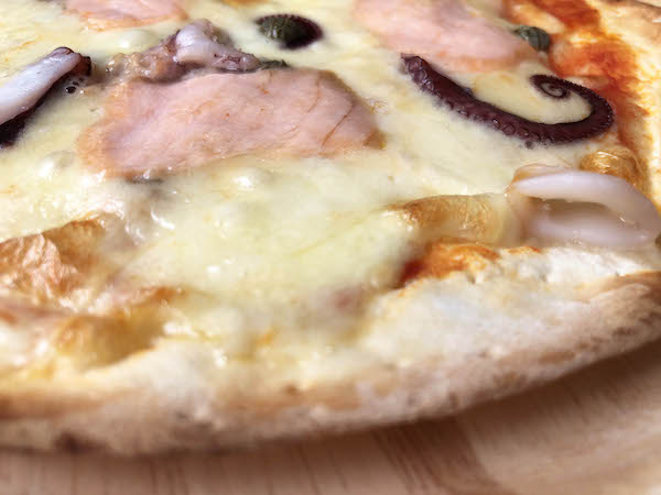 ヴァッラータの冷凍ピザ「スモークサーモンとシーフードのピッツァ」薄生地