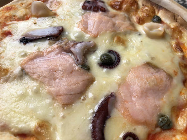 ヴァッラータの冷凍ピザ「スモークサーモンとシーフードのピッツァ」明石産マダコとヤリイカ