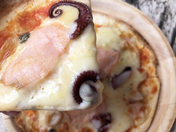 ヴァッラータの冷凍ピザ「スモークサーモンとシーフードのピッツァ」