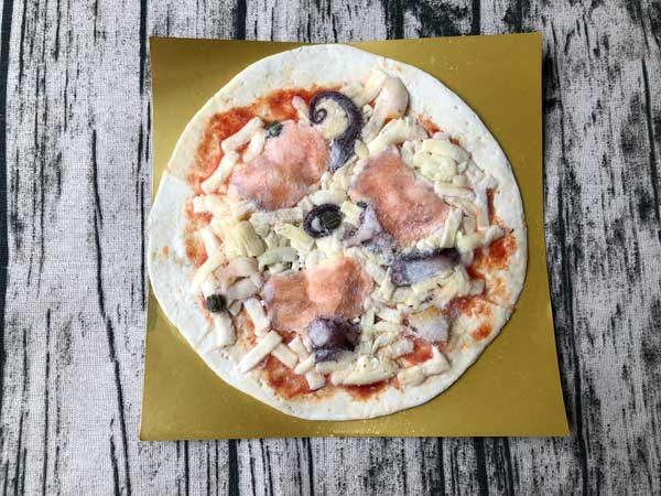 ヴァッラータの冷凍ピザ「スモークサーモンとシーフードのピッツァ」冷凍状態