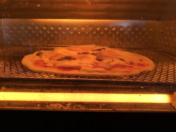 ヴァッラータの冷凍ピザ「スモークサーモンとシーフードのピッツァ」をオーブントースターで焼く