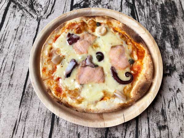 ヴァッラータの冷凍ピザ「スモークサーモンとシーフードのピッツァ」出来上がり！