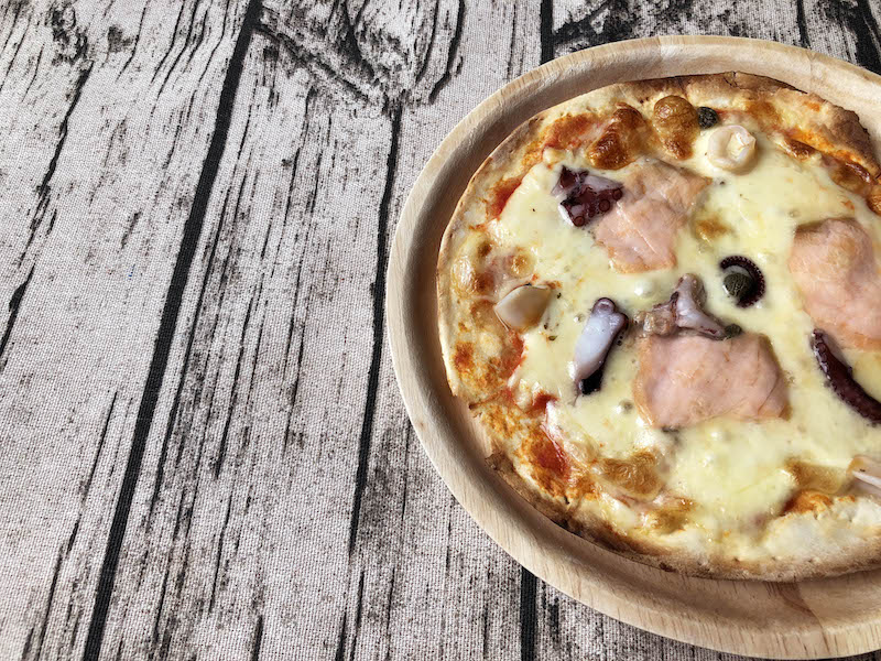【口コミレビュー】ヴァッラータの冷凍ピザ「スモークサーモンとシーフードのピッツァ」を取り寄せ！