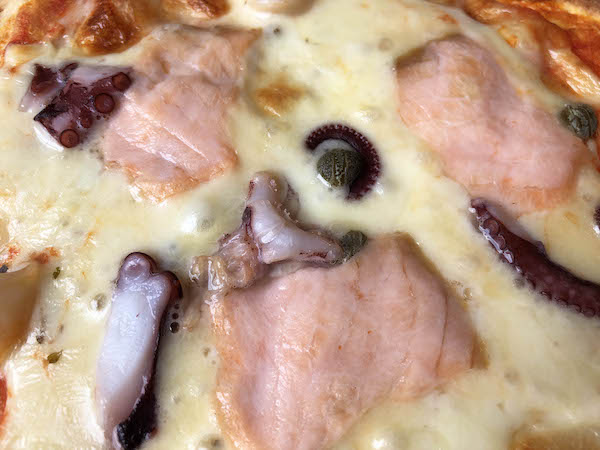 ヴァッラータの冷凍ピザ「スモークサーモンとシーフードのピッツァ」のサーモン