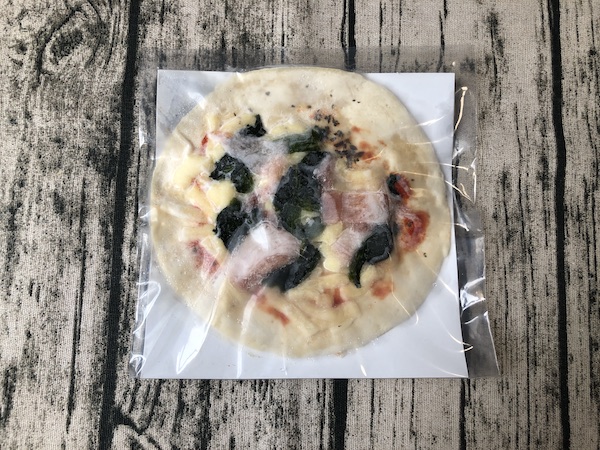 冷凍状態のヴァッラータの冷凍ピザ「ベーコンとほうれん草のピッツァ」