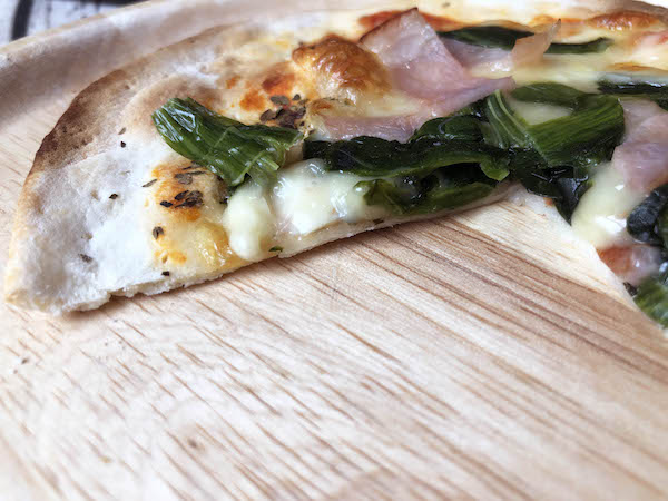 ヴァッラータの冷凍ピザ「ベーコンとほうれん草のピッツァ」の断面