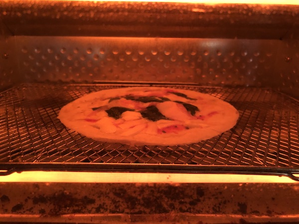 ヴァッラータの冷凍ピザ「ベーコンとほうれん草のピッツァ」をオーブントースターで焼く