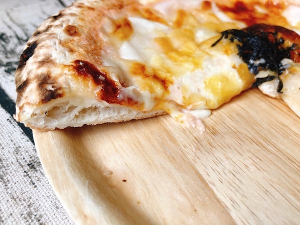 ビッグベアーズの冷凍ピザ「博多めんたいくりーむピザ」の生地の断面