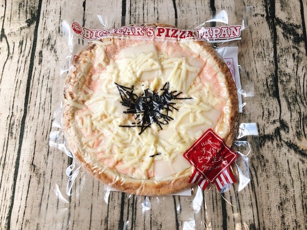 ビッグベアーズの冷凍ピザ「博多めんたいくりーむピザ」のパッケージ