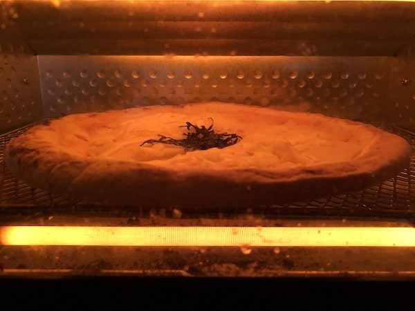 ビッグベアーズの冷凍ピザ「博多めんたいくりーむピザ」をオーブントースターで焼く