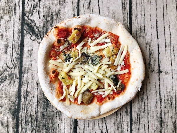 フォンターナの冷凍ピザ「地中海野菜のオルトラーナピッツァ」の冷凍状態
