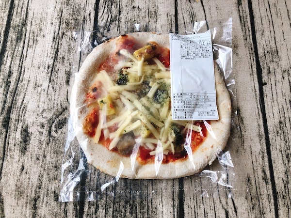 フォンターナの冷凍ピザ「地中海野菜のオルトラーナピッツァ」の開封前のパッケージ