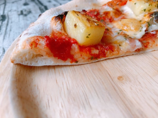 フォンターナの冷凍ピザ「地中海野菜のオルトラーナピッツァ」の断面
