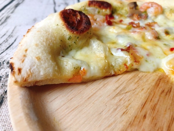 薪窯ナポリピザ フォンターナの冷凍ピザ「小エビとマッシュルームのジェノベーゼ」の断面